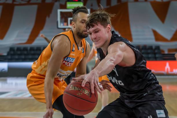 收入下降与 收入下降与