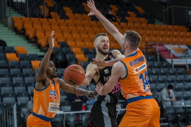 他需要一个 他需要一个